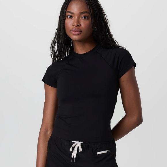 Vuori Tops - NWT sz XXL Vuori Black seamless surge tee stretch wicking material free neck